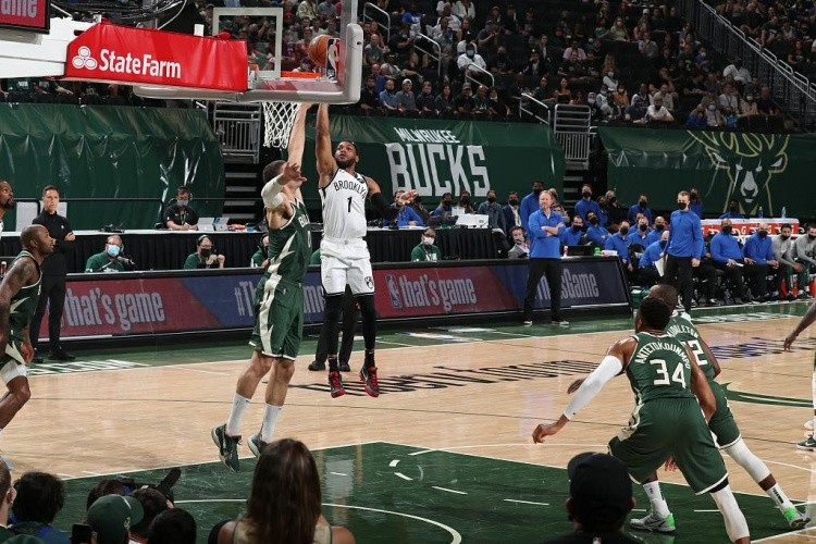  沃尔夫斯堡定位球战术奏效，头槌破门拿下关键战