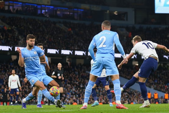  鲍文补时点射西汉铁锤帮主场艰难逼平曼城  